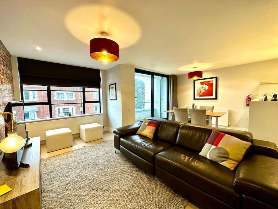 Beautiful New 2 Bedroom Apartment - Next To The Beach - Great Location - Free Parking - Fast Wifi - Smart Tv - Sleeps Up To 4! Close To Purbeck, Corfe Castle, Sandbanks, Poole & Bournemouth Суонидж Экстерьер фото
