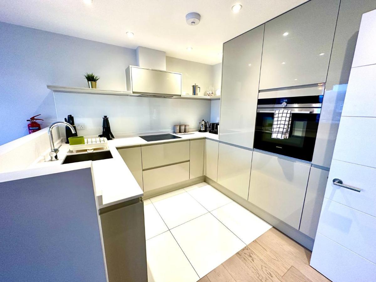 Beautiful New 2 Bedroom Apartment - Next To The Beach - Great Location - Free Parking - Fast Wifi - Smart Tv - Sleeps Up To 4! Close To Purbeck, Corfe Castle, Sandbanks, Poole & Bournemouth Суонидж Экстерьер фото