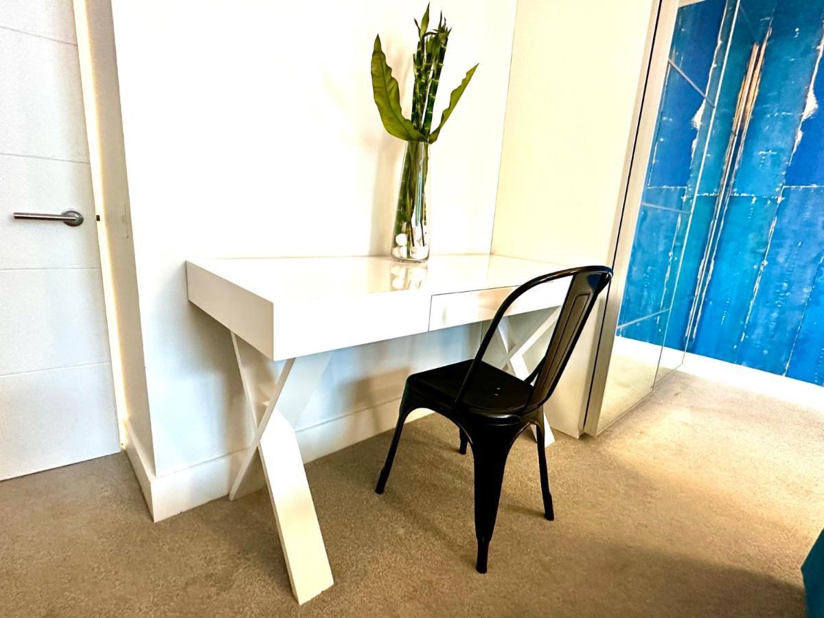Beautiful New 2 Bedroom Apartment - Next To The Beach - Great Location - Free Parking - Fast Wifi - Smart Tv - Sleeps Up To 4! Close To Purbeck, Corfe Castle, Sandbanks, Poole & Bournemouth Суонидж Экстерьер фото
