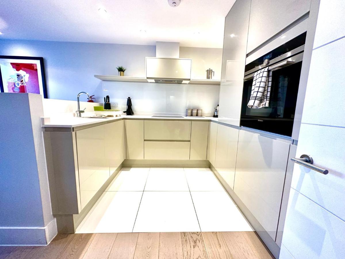 Beautiful New 2 Bedroom Apartment - Next To The Beach - Great Location - Free Parking - Fast Wifi - Smart Tv - Sleeps Up To 4! Close To Purbeck, Corfe Castle, Sandbanks, Poole & Bournemouth Суонидж Экстерьер фото