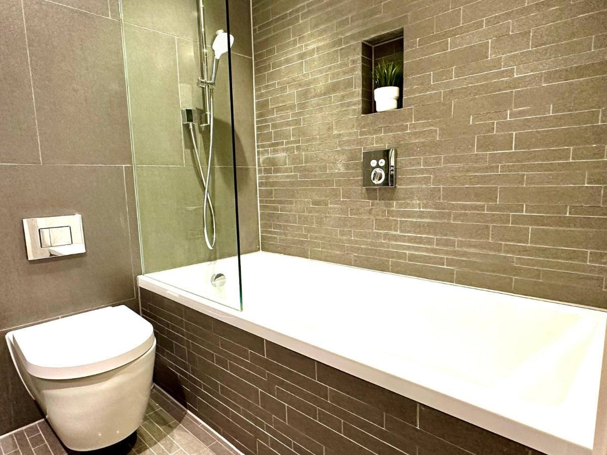 Beautiful New 2 Bedroom Apartment - Next To The Beach - Great Location - Free Parking - Fast Wifi - Smart Tv - Sleeps Up To 4! Close To Purbeck, Corfe Castle, Sandbanks, Poole & Bournemouth Суонидж Экстерьер фото